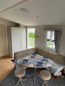 Posezení v ubytování Whitstable 2 bed Fully Fitted Seaside Caravan