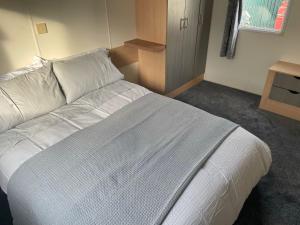 Whitstable 2 bed Fully Fitted Seaside Caravan 객실 침대