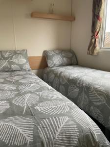 Postel nebo postele na pokoji v ubytování Whitstable 2 bed Fully Fitted Seaside Caravan