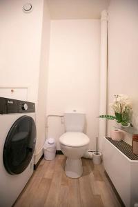een badkamer met een toilet en een tv. bij Relax studio in Le Mée-sur-Seine