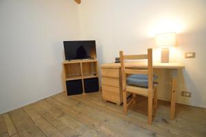 a room with a desk and a television and a chair at La Casa nel Borgo in San Pietro in Casale