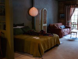 Un dormitorio con una cama con una manta. en The Quarters en Strahan