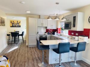 Кухня или мини-кухня в Brand new 2 bedroom home overlooking Kenmare Bay Estuary
