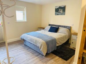 Кровать или кровати в номере Brand new 2 bedroom home overlooking Kenmare Bay Estuary