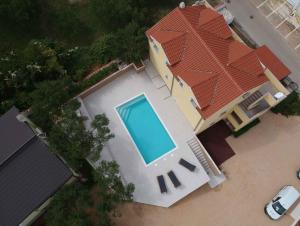 德拉葛的住宿－Apartment Pakostane 7，享有带游泳池的别墅的顶部景致