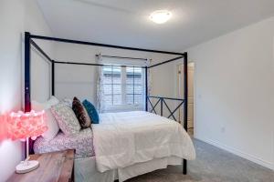 1 dormitorio con cama con dosel y mesa en Beautiful oasis en Midhurst