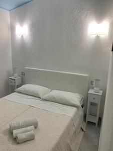 ein Schlafzimmer mit einem Bett mit zwei Handtüchern darauf in der Unterkunft Villino Mimosa in Costa Rei