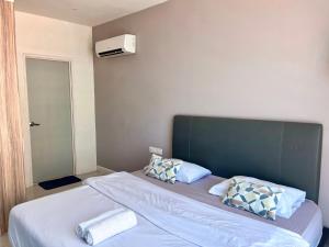 1 cama con cabecero azul en una habitación en Seaview Mercure Hotel Suite KK City Center, en Kota Kinabalu