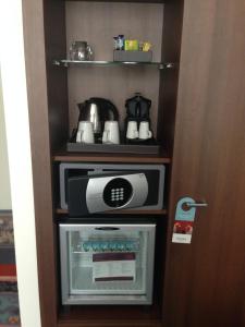 a kitchen with a microwave in a room at Mercure London Bridge in London