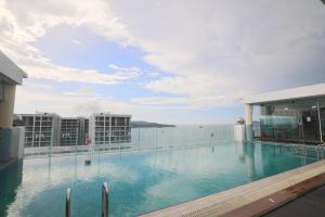 una gran piscina en la azotea de un edificio en Seaview Mercure Hotel Suite KK City Center, en Kota Kinabalu