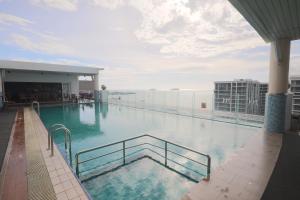 una piscina en la azotea de un edificio en Seaview Mercure Hotel Suite KK City Center, en Kota Kinabalu