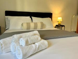 a bedroom with a bed with towels on it at Sperlonga Paradise Central Apartment in Sperlonga