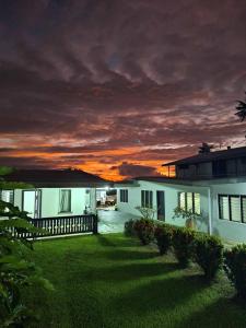 Východ nebo západ slunce při pohledu z bed and breakfast nebo okolí