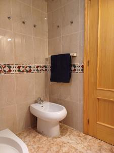 y baño con aseo blanco y lavamanos. en Playa del Cura apartment with a free parking place, en Torrevieja