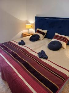 una cama con dos pares de zapatillas sentadas en ella en Playa del Cura apartment with a free parking place, en Torrevieja