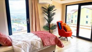 1 dormitorio con 1 cama, 1 silla y 1 ventana en Luxury Duplex With Wonderful View In Izmit, en Çavuşçiftliği