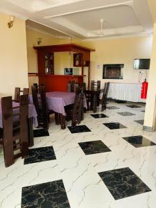 - une salle à manger avec une table et des chaises dans l'établissement Peacefully Resort, à Dodoma