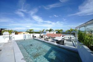 een zwembad op het dak van een huis bij Elegant 1BR with Pool In Casco Antiguo in Panama-Stad