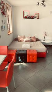 um quarto com uma cama com uma mala em Adamello Brenta Sunshine em Madonna di Campiglio