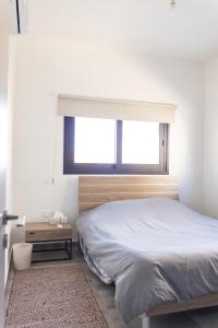 um quarto com uma cama grande e uma janela em Διαμερισμα 1 υπνοδωματίου em Aglantzia