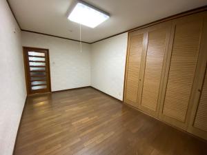 um quarto vazio com pisos em madeira e uma janela em Kashibesso Kiteki - Vacation STAY 26650v em Kitakyushu
