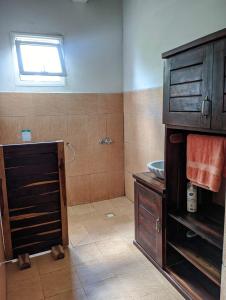 een badkamer met een wastafel en een douche bij La maison d'hôte de la Forêt Retrouvée in Mahajanga