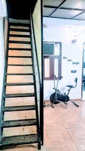 una escalera que conduce a una habitación con gimnasio en Rooftop Floor with a big Room, en Nueva Delhi