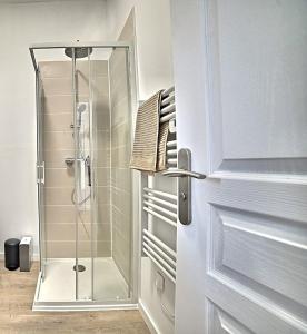 een douche met een glazen deur in de badkamer bij Le Petit Vauban - Beach and center in Fouras