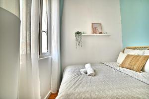 een kleine slaapkamer met een bed en een raam bij Le Petit Vauban - Beach and center in Fouras