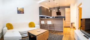 - un salon avec un canapé blanc et un bar dans l'établissement Smart Central Woking 1 Bedroom Apartment, à Woking