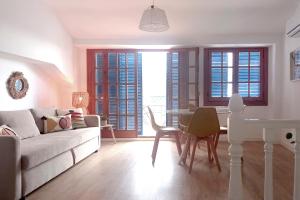 Uma área de estar em Apartamentos Vela Blanca
