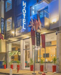 un bâtiment arborant des drapeaux américains devant lui dans l'établissement Rent-inn Boutique Hotel, à Rabat