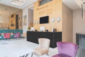 Rent-inn Boutique Hotel في الرباط: غرفة انتظار مع كراسي أرجوانية وكاونتر