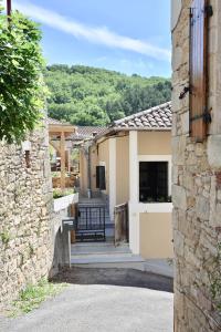 a house with a stone wall and a patio at Vakantiehuis Lott Duravel in Duravel