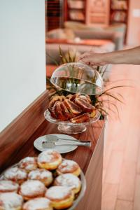 ein Buffet mit Donuts und Gebäck auf dem Tisch in der Unterkunft Amantis Vital Sport Hotel in Desná