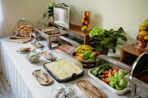 ein Tisch mit einem Buffet mit Speisen drauf in der Unterkunft Amantis Vital Sport Hotel in Desná