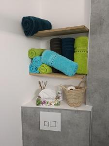 a shelf with towels and a basket on it at Apb-Spa cottages et Apb BnB avec piscine in Saint-Jean-de-Monts