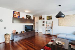 un soggiorno con divano e TV di Cozy Nest in quiet neighbourhood, free parking a Lubiana