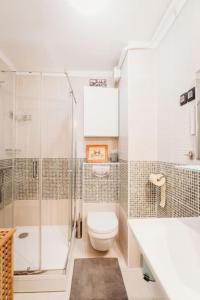 e bagno con doccia, servizi igienici e lavandino. di Cozy Nest in quiet neighbourhood, free parking a Lubiana