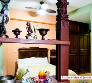 um quarto com uma cama com uma prateleira por cima em CASA GIBRANZOS em Plasenzuela
