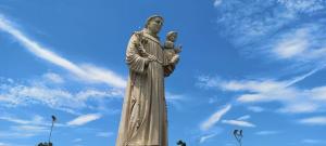 una estatua de un hombre sosteniendo a un bebé en Suítes Som do Mar, en Caraguatatuba 91 fotos más