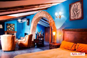 een slaapkamer met een bed en een blauwe muur bij CASA GIBRANZOS in Plasenzuela