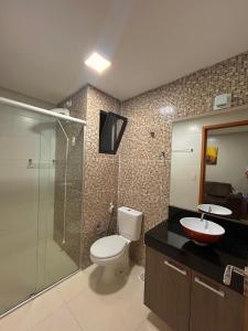 uma casa de banho com um WC, um lavatório e um chuveiro em Apto confort bem localizado Macambira em Campina Grande