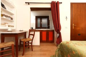 Zimmer mit einem Bett und einem Tisch sowie einer Küche in der Unterkunft at 1 minute from San Marco square in Venedig