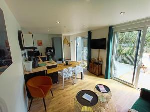 uma sala de estar com uma cozinha com mesa e cadeiras em Apb-Spa cottages et Apb BnB avec piscine em Saint-Jean-de-Monts