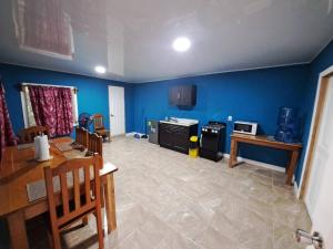 a living room with blue walls and a dining room at Apartamento La Estrella in El Remate