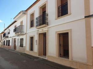 een rij witte gebouwen op een straat bij Casa de Pueblo en Ossa de Montiel in Ossa de Montiel