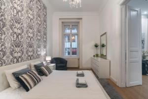 ブダペストにあるNagyDiofa Apartmentのベッドルーム1室(白い大型ベッド1台付)