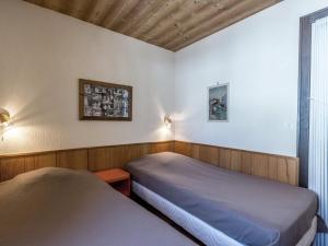 1 dormitorio con 2 camas y ventana en Appartement La Clusaz, 2 pièces, 4 personnes - FR-1-304-15, en La Clusaz