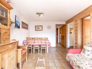 ラ・クリュサにあるAppartement La Clusaz, 2 pièces, 5 personnes - FR-1-304-84のリビングルーム、ダイニングルーム(テーブル、椅子付)